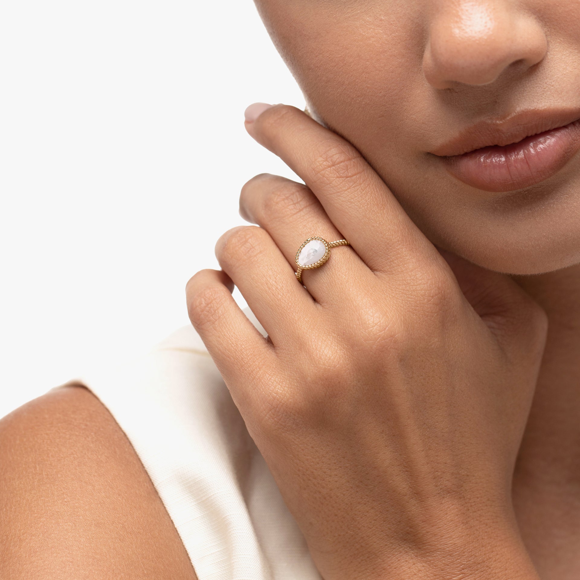Nina Mariner Ring In 18 Karat Yellow Gold With Large Mother Of Pearl Stone