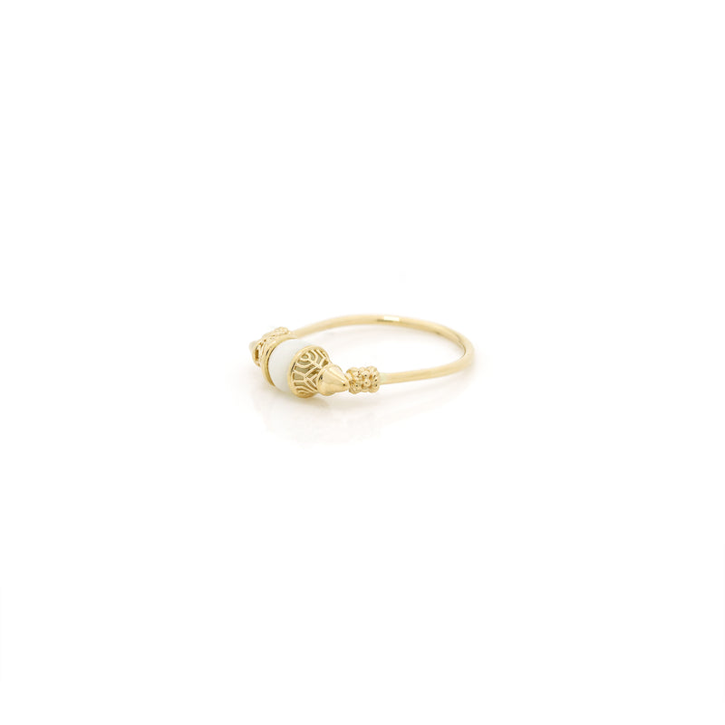Al Merriyah mood colour  in 18k Yellow Gold Ring with Mother of Pearl